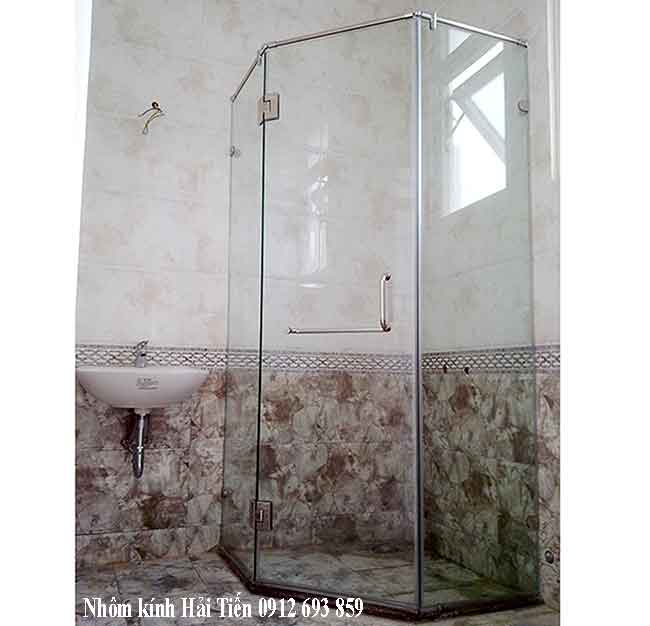 Phòng tắm kính góc 135 độ có giăng và đá chắn nước